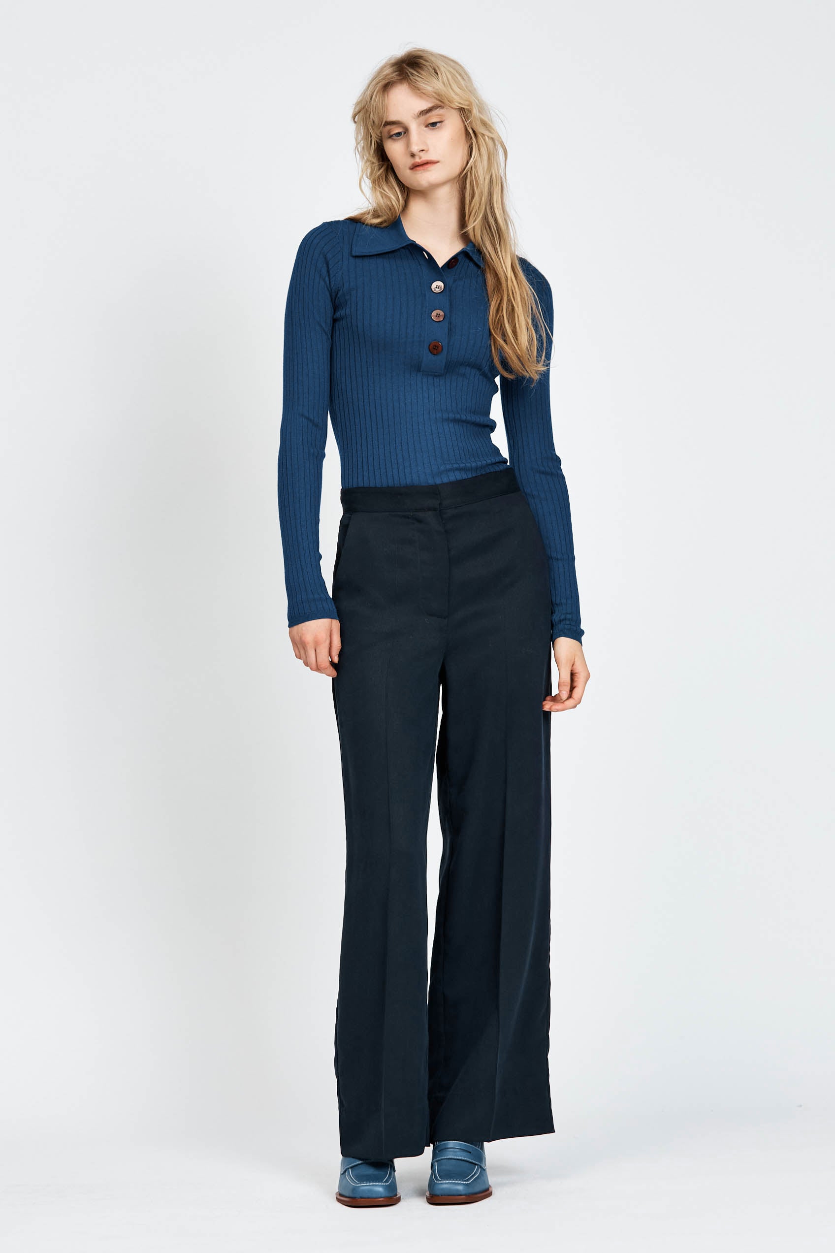 Model wearing navy pant