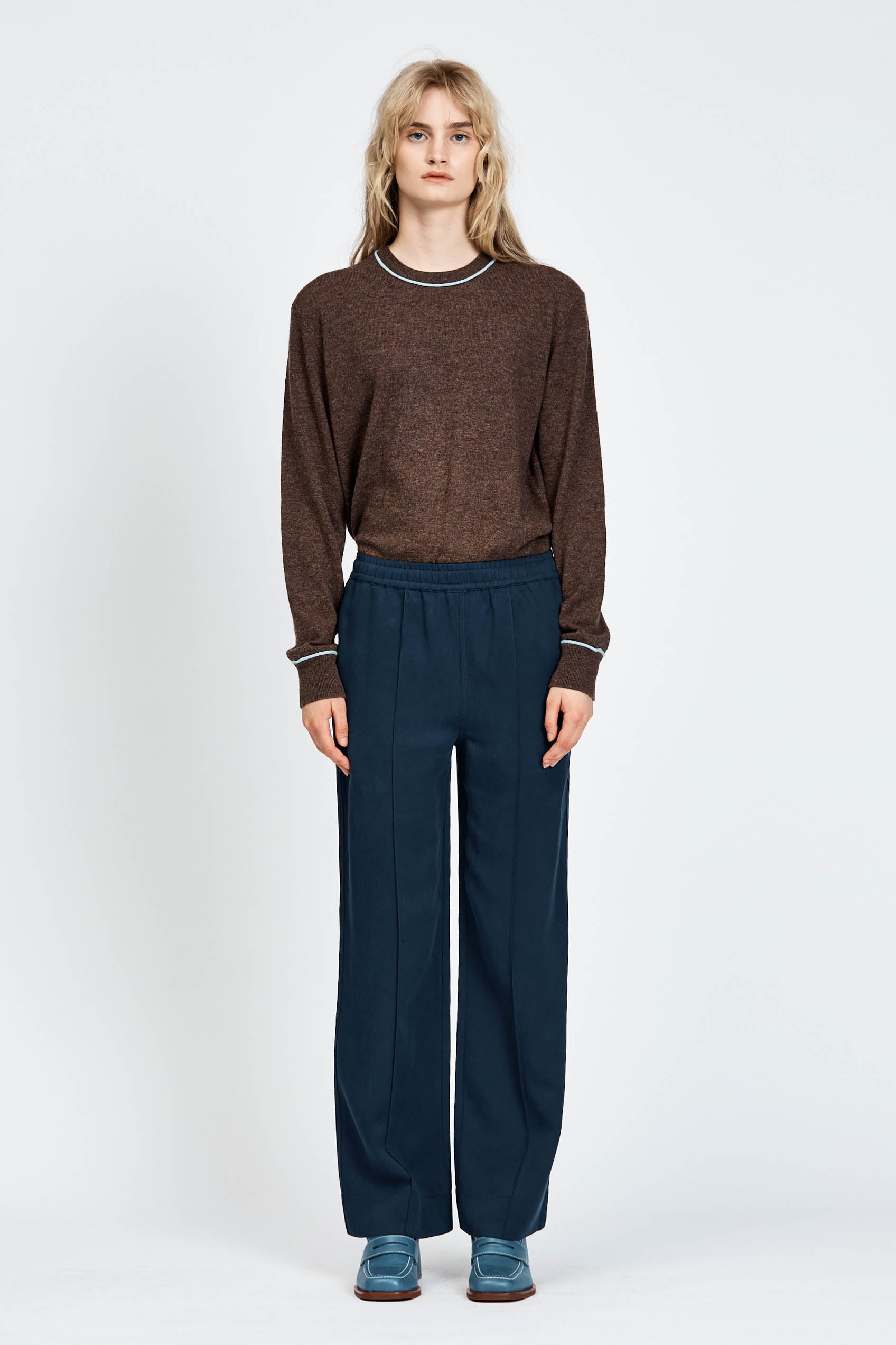 Woman wearing a brown long sleeve jumper