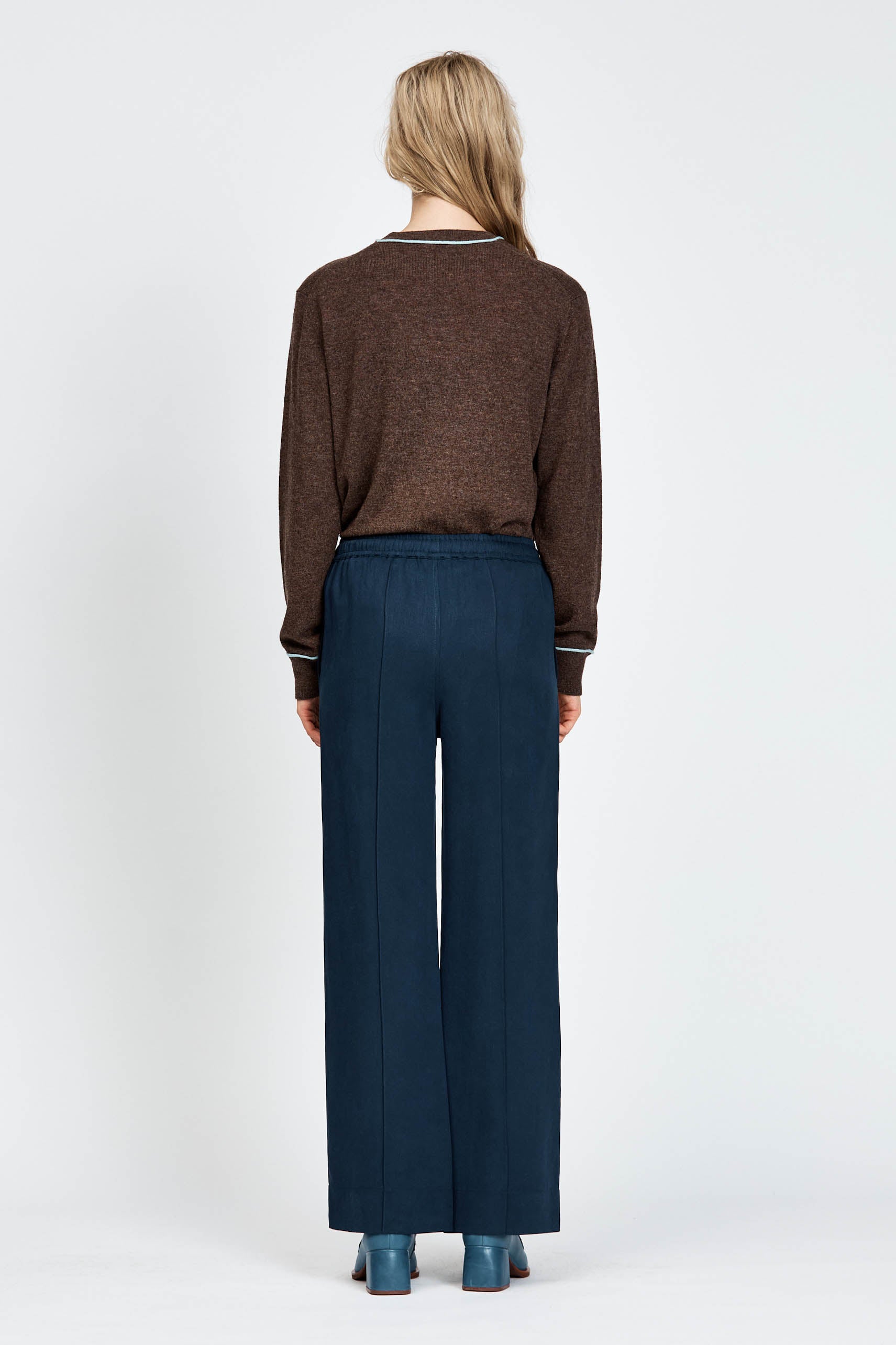 Woman wearing a brown long sleeve jumper