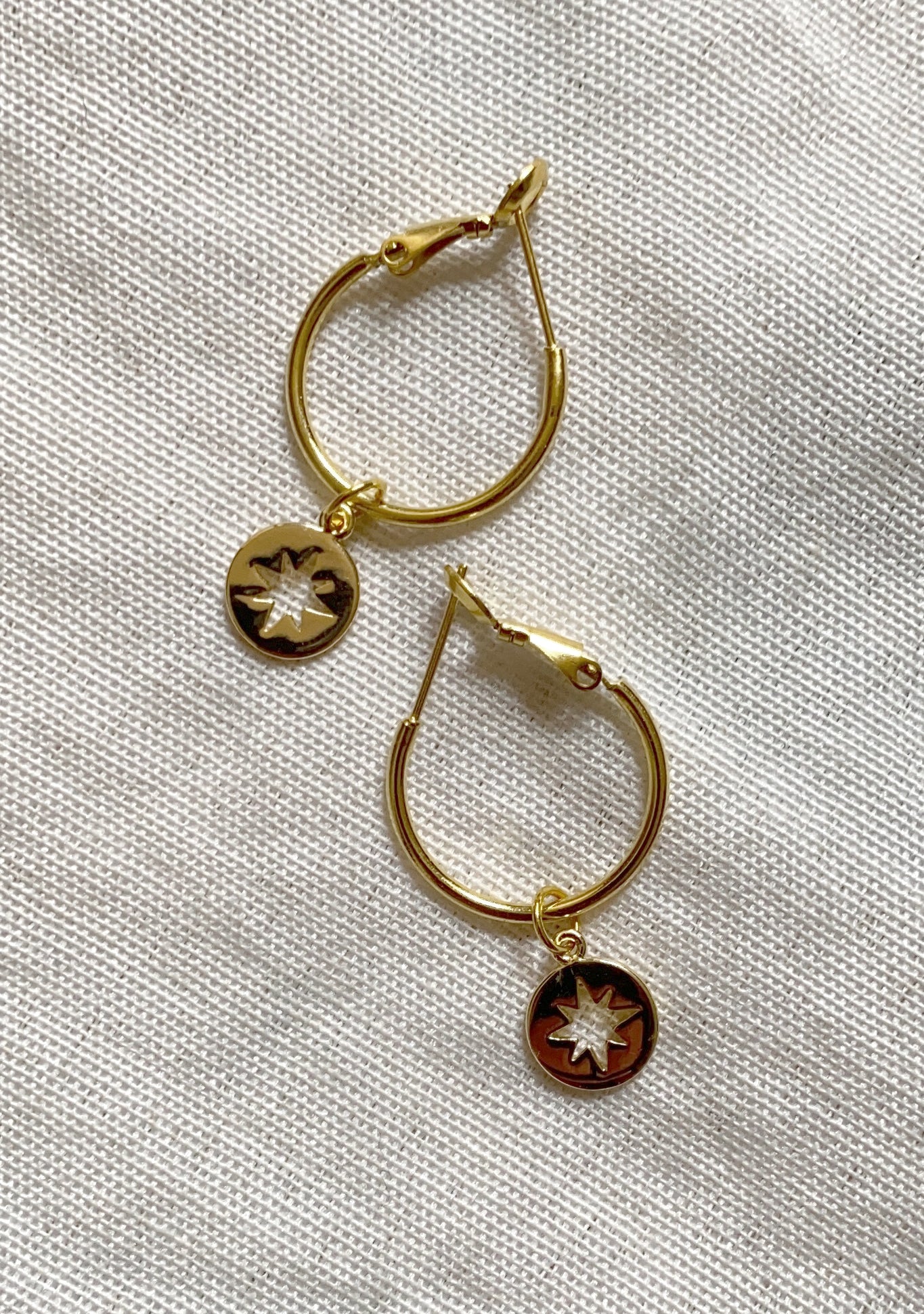Suru Studio Hollow Star Earrings Gold
