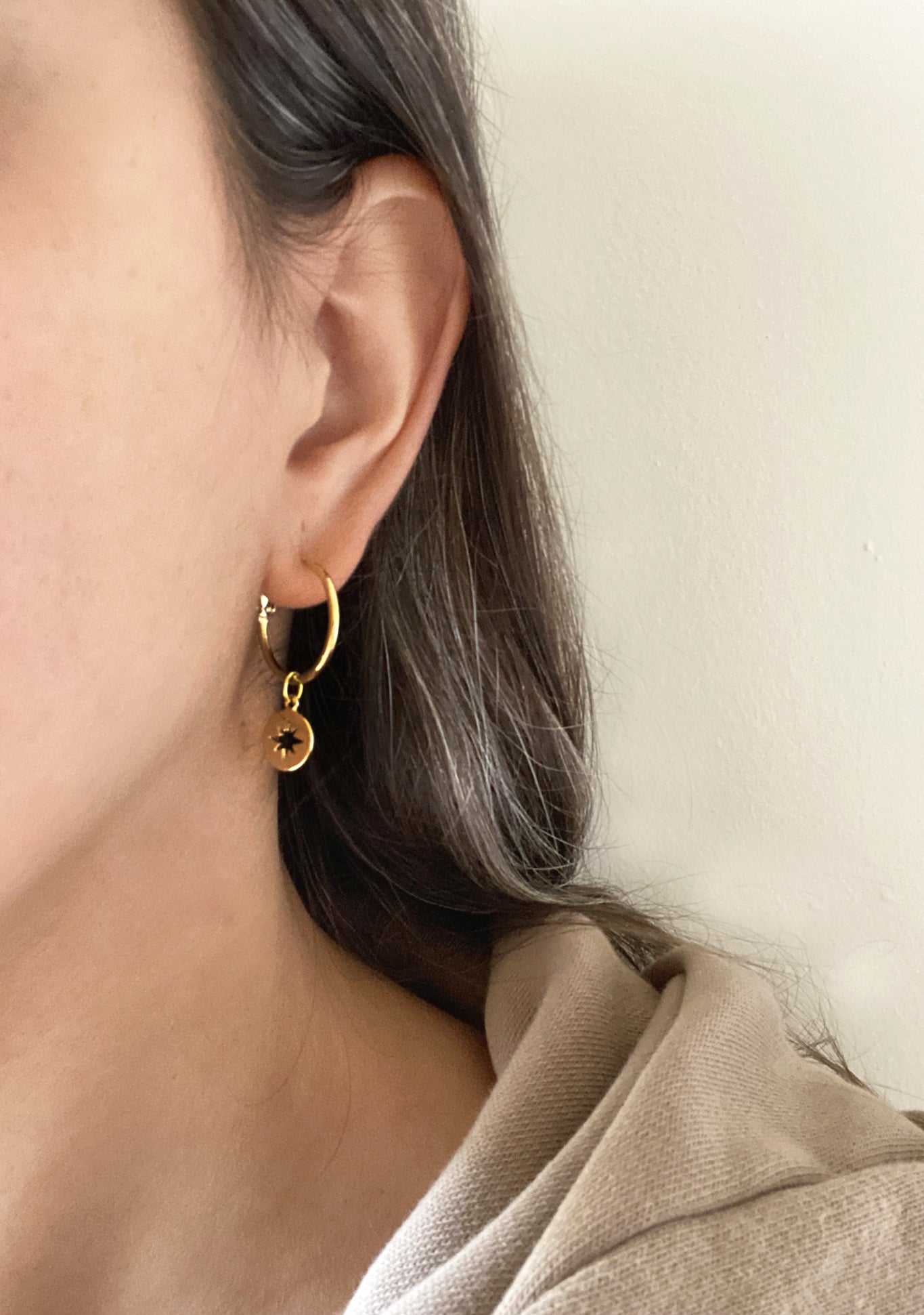 Suru Studio Hollow Star Earrings Gold
