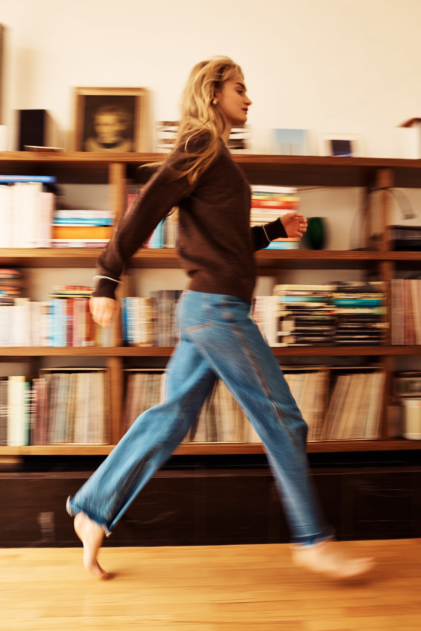 Woman wearing a brown long sleeve jumper