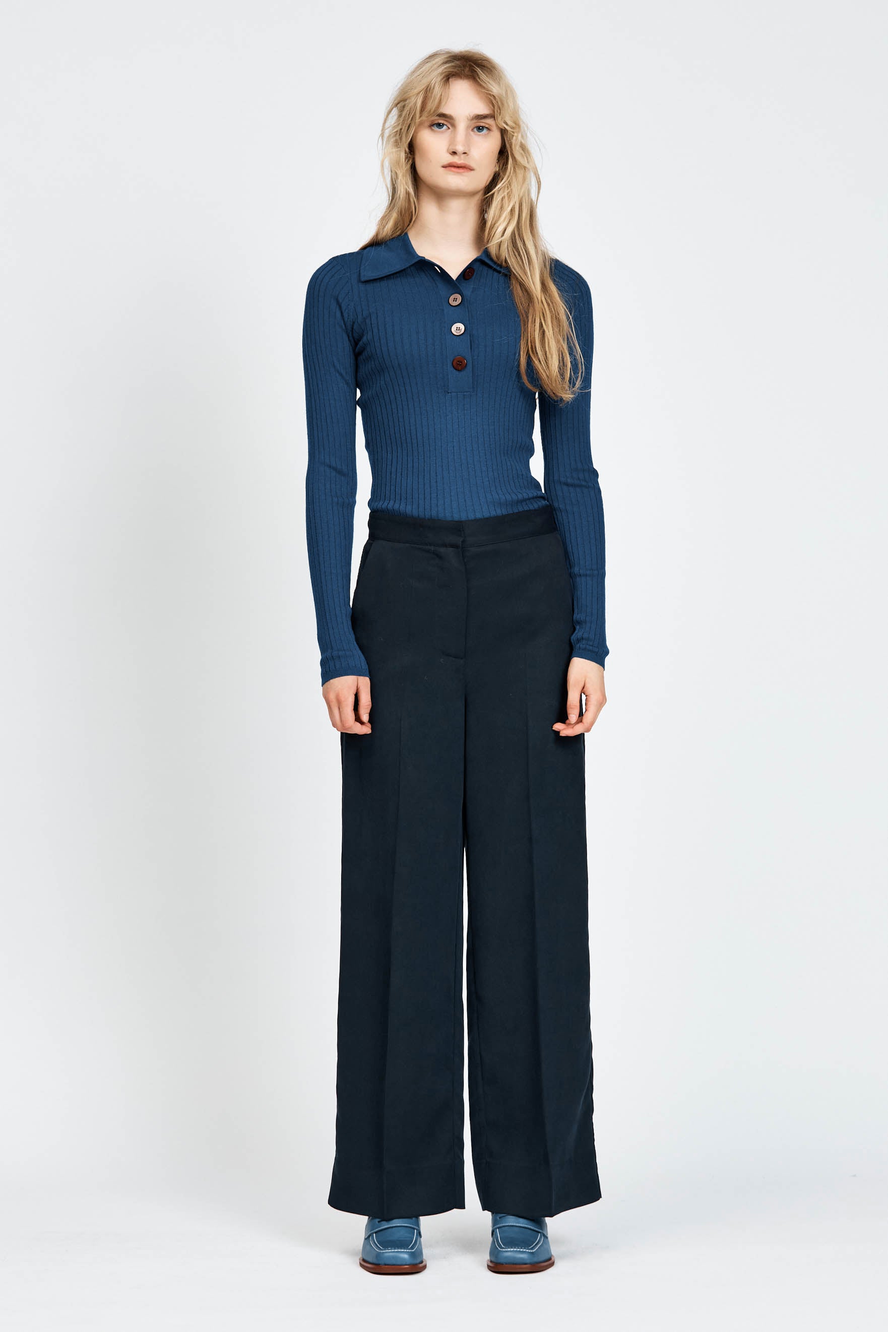 Model wearing navy pant 