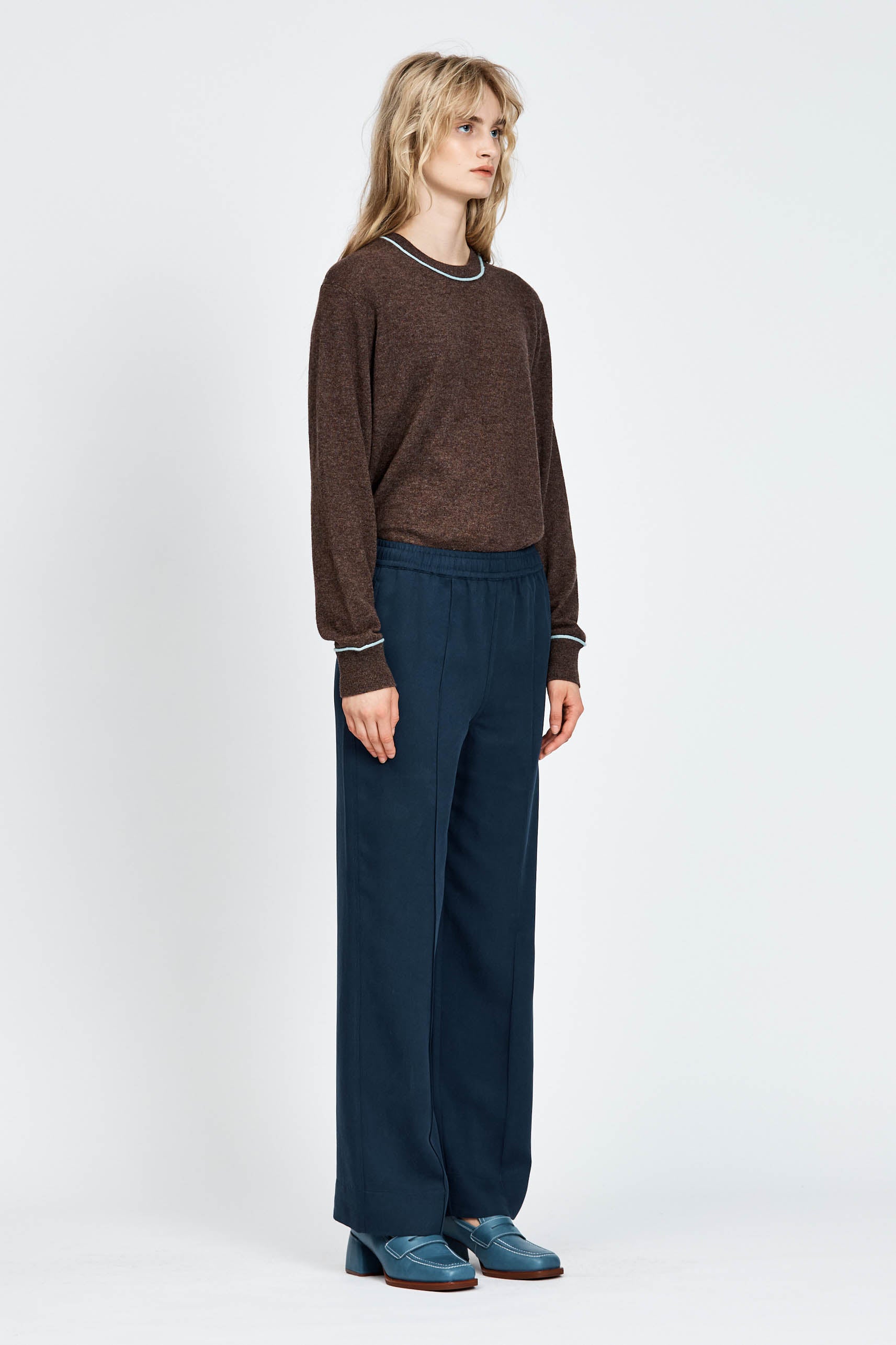 Woman wearing a brown long sleeve jumper