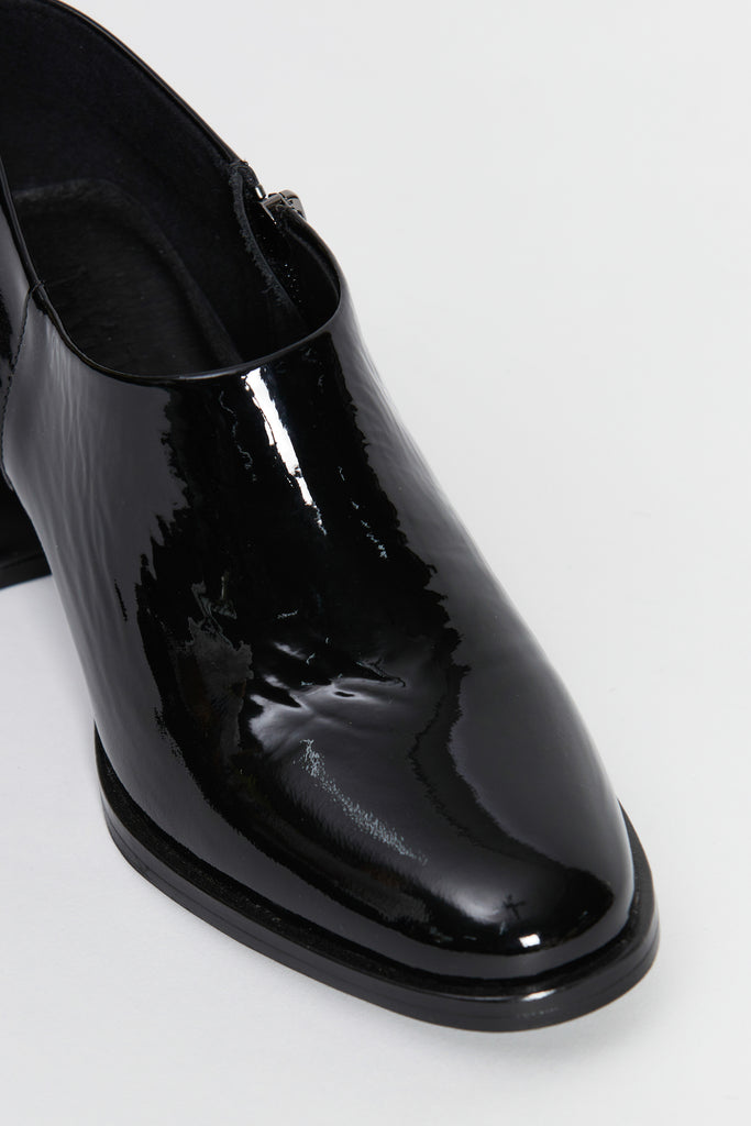 Dolomites Women's Shoe Black Chuncky Heel Glossy Leather Front Close Up