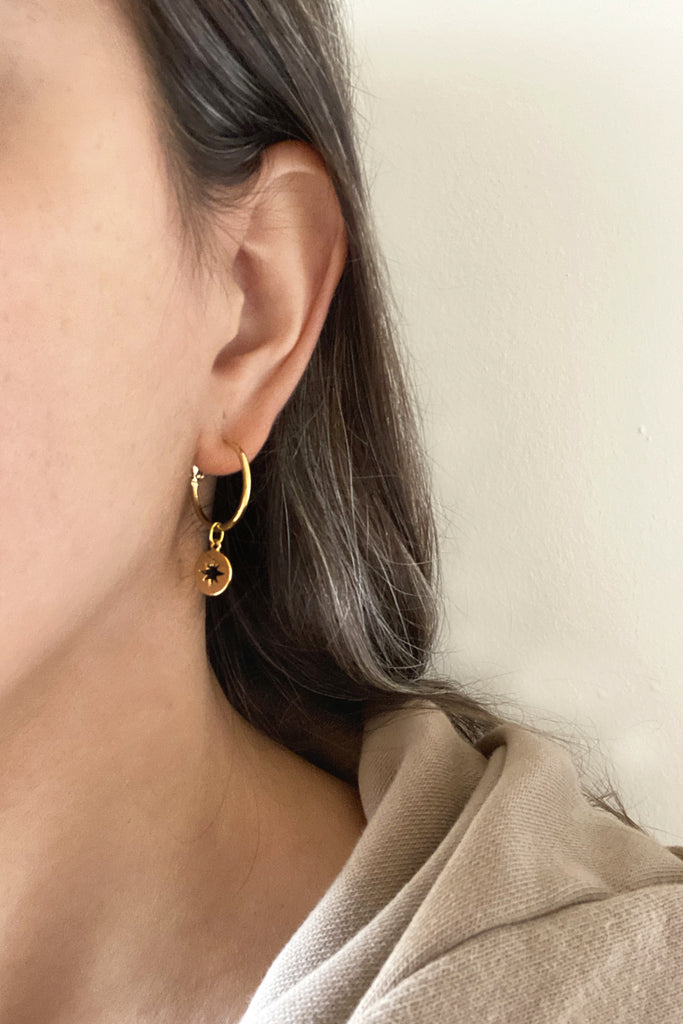 Suru Studio Hollow Star Earrings Gold